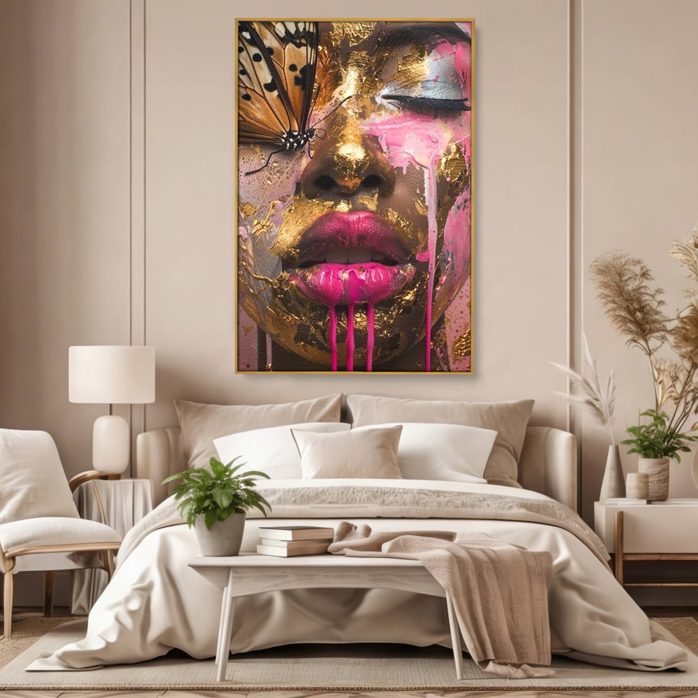 Tablou canvas cu tablou canvas cu portret artistic de femeie, in rama de aluminiu auriu, pe perete intr-un dormitor